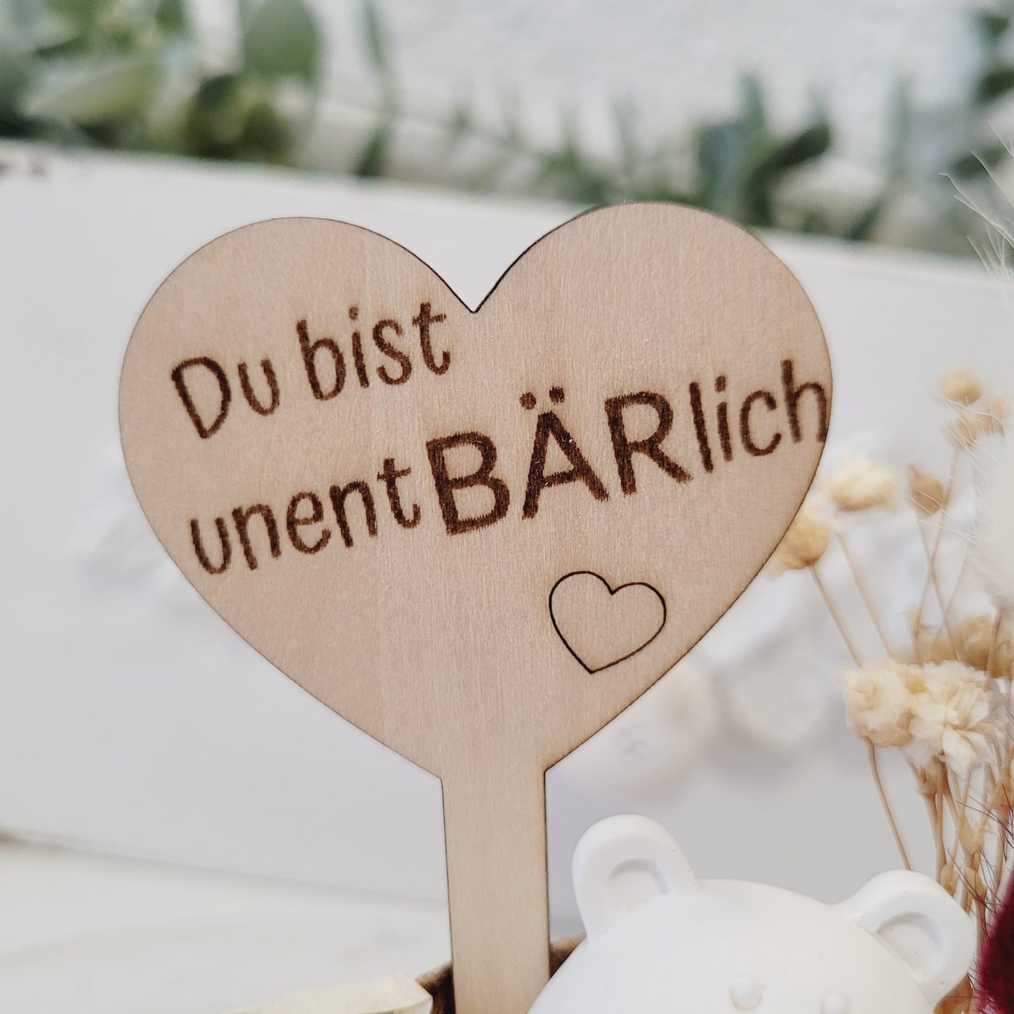 Kleiner Bär aus Gießkeramik im Becher " Du bist unentBÄRlich"