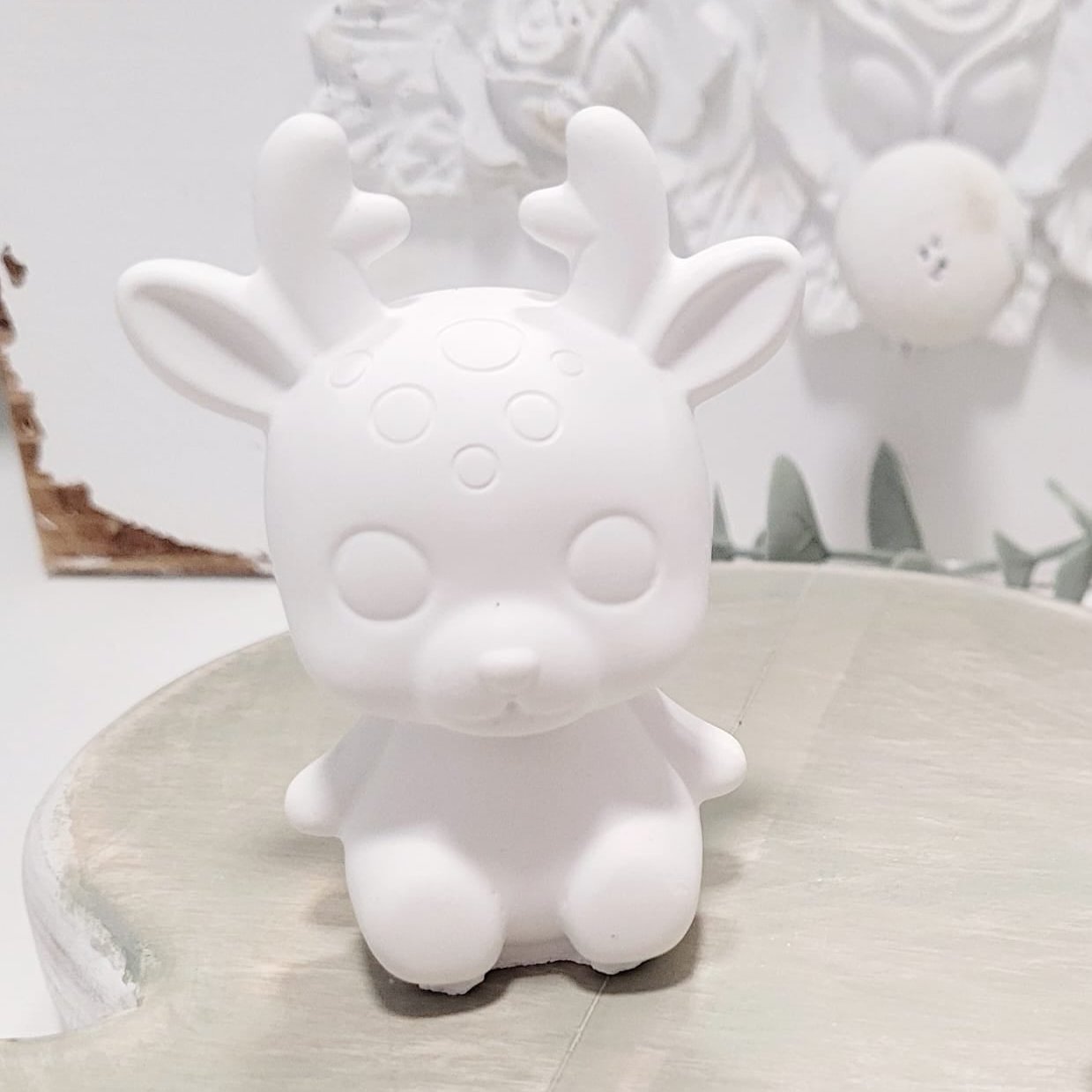 Kleines Rentier aus Gießkeramik im Becher " Frohe Weihnachten" 🦌